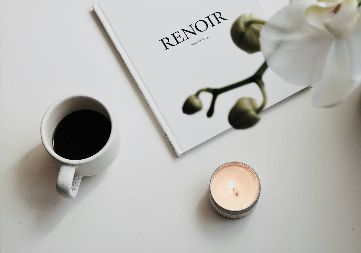 Infographic showing red clover benefits for weight loss and health