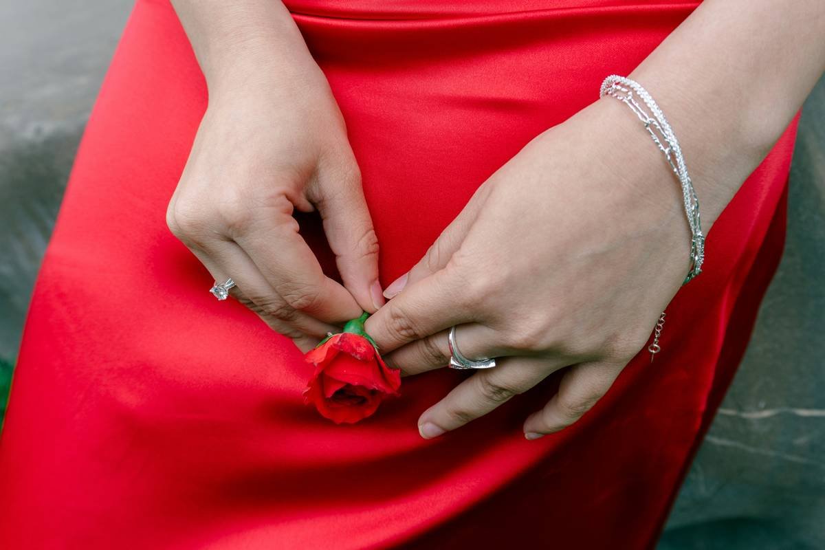 Infographic showing common menopause symptoms like fatigue, weight gain, and mood changes.